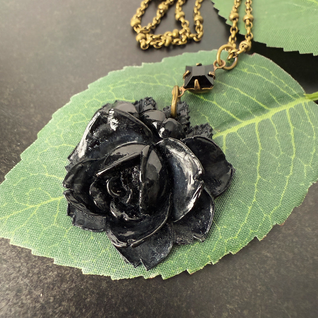 Retro Dark Rose Pendant Necklace
